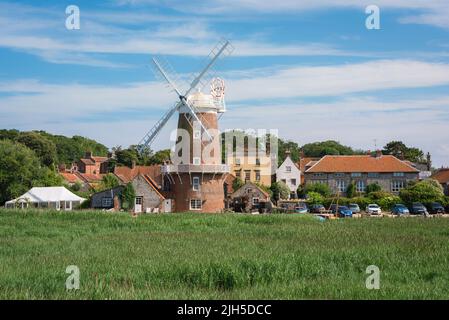 CLEY à côté de la mer, vue en été du moulin à vent du 18th siècle et propriété d'époque située dans le village nord de Norfolk de CLEY à côté de la mer, Angleterre Royaume-Uni Banque D'Images