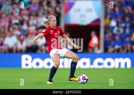 Southampton, Royaume-Uni. 07th juillet 2022. Southampton, Angleterre, 7 juillet 2022 : Julie Blakstad (17 Norvège) contrôle le ballon lors du match de football européen 2022 des femmes de l'UEFA entre la Norvège et l'Irlande du Nord au stade St. Marys de Southampton, en Angleterre. (Daniela Porcelli /SPP) crédit: SPP Sport presse photo. /Alamy Live News Banque D'Images