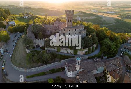 Vue aérienne du château de Cigognola - vignobles et campagne en arrière-plan, Oltrepo Pavese, Pavie, Lombardie, Italie Banque D'Images