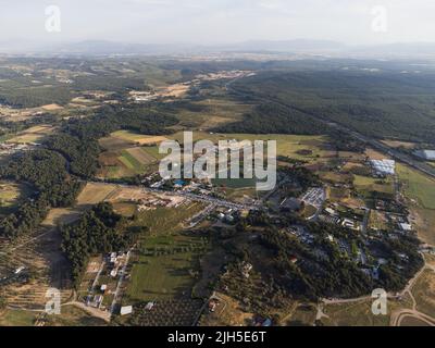 Izmir, Turquie - 22 mai 2022 : vue aérienne de Buca Golet par drone. Buca golet est un étang artificiel dans la Turquie d'Izmir. Banque D'Images