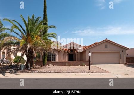 Tucson Arizona maison avec palmier dans la cour avant Banque D'Images