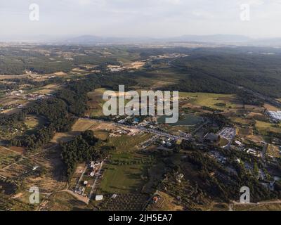 Izmir, Turquie - 22 mai 2022 : vue aérienne de Buca Golet par drone. Buca golet est un étang artificiel dans la Turquie d'Izmir. Banque D'Images