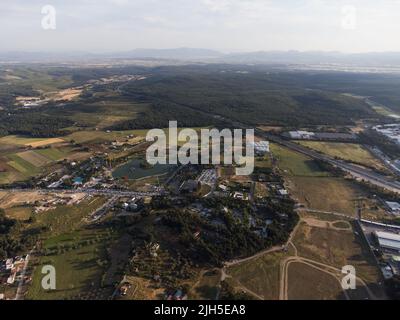 Izmir, Turquie - 22 mai 2022 : vue aérienne de Buca Golet par drone. Buca golet est un étang artificiel dans la Turquie d'Izmir. Banque D'Images