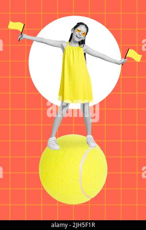 Image de collage vertical d'excitée positive petite fille noir effet blanc stand grande balle de tennis mains tenir drapeau isolé sur fond à carreaux Banque D'Images