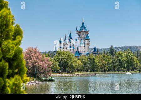 Parc de Sazova à Eskisehir, Turquie. (Parc des sciences, de l'art et de la culture) Château de Fairy Tale Banque D'Images