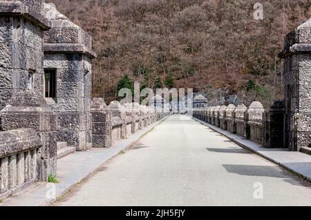 Le barrage de Vyrnwy construit entre 1881 et 1890 a été conçu par les ingénieurs George Frederick Deacon et Thomas Hawksley est un barrage en maçonnerie avec une route sur le dessus Banque D'Images