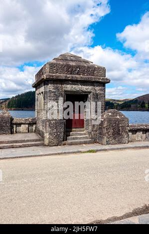 Une tour en pierre au sommet du barrage du lac Vyrnwy qui abrite les vannes qui contrôlent le débit d'eau excédentaire du barrage pour permettre à la rivière de s'écouler normalement Banque D'Images