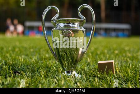 30 août 2021, Moscou, Russie. Coupe de la Ligue des champions de l'UEFA sur la pelouse verte du stade. Banque D'Images