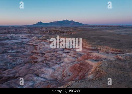 Paysage lunaire dans l'Utah. Les roches rouges brillent au lever du soleil Banque D'Images