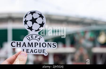 30 août 2021, Moscou, Russie. Emblème de la Ligue des champions de l'UEFA à l'arrière-plan d'un stade moderne. Banque D'Images