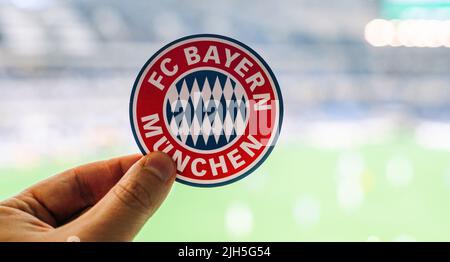 12 septembre 2021, Munich, Allemagne.L'emblème du club de football FC Bayern Munich sur le fond d'un stade moderne. Banque D'Images