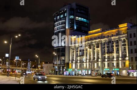 22 janvier 2022, Moscou, Russie. Circulation de voitures sur le boulevard Zubovsky à Moscou en soirée d'hiver. Banque D'Images