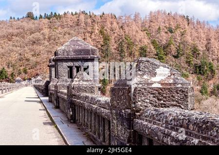 Le barrage de Vyrnwy construit entre 1881 et 1890 a été conçu par les ingénieurs George Frederick Deacon et Thomas Hawksley est un barrage en maçonnerie avec une route sur le dessus Banque D'Images