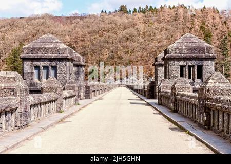 Le barrage de Vyrnwy construit entre 1881 et 1890 a été conçu par les ingénieurs George Frederick Deacon et Thomas Hawksley est un barrage en maçonnerie avec une route sur le dessus Banque D'Images