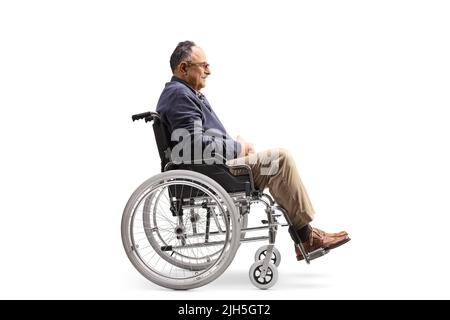 Photo de profil sur toute la longueur d'un homme mûr assis dans un fauteuil roulant isolé sur fond blanc Banque D'Images