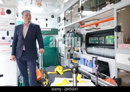 Wes Streeting, secrétaire de la Santé et des soins sociaux du travail fantôme, à l'arrière d'une ambulance lors d'une visite à la station de service Ambulance de Londres à Waterloo, à Londres, alors qu'ils se préparent à la prochaine vague de chaleur. L'agence britannique de sécurité sanitaire a augmenté son avertissement de chaleur sanitaire de niveau trois à niveau quatre - une « urgence nationale ». Le met Office a averti que la vie des gens pourrait être en danger car il a indiqué qu'il est probable qu'une nouvelle température record au Royaume-Uni pourrait être fixée au début de la semaine prochaine. Date de la photo: Vendredi 15 juillet 2022. Banque D'Images