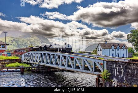 FORT WILLIAM SCOTLAND LE TRAIN À VAPEUR JACOBITE TRAVERSANT LE PONT TOURNANT DE LA BANAVIE AVEC BEN NEVIS EN ARRIÈRE-PLAN Banque D'Images
