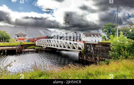 FORT WILLIAM SCOTLAND LE TRAIN À VAPEUR JACOBITE TRAVERSANT LE PONT TOURNANT MÉTALLIQUE À LA GARE DE NAVAIE Banque D'Images