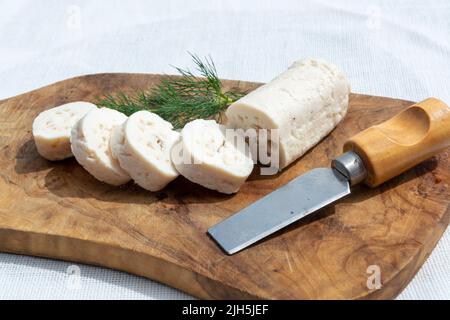 Artisanal fromage de chèvre blanc dur bio de petite ferme de chèvre en Italie Banque D'Images