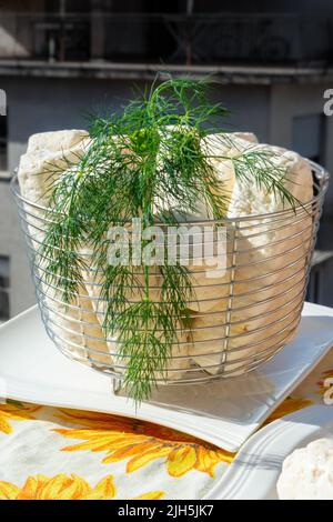 Artisanal fromage de chèvre blanc dur bio de petite ferme de chèvre en Italie Banque D'Images