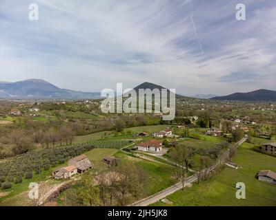 Petits villages et fermes italiens dans les montagnes d'Aurunci près de Formia en Italie, vue aérienne au printemps Banque D'Images