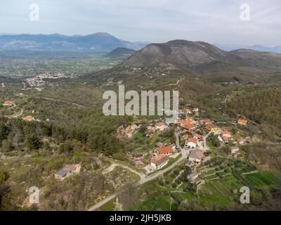 Petits villages et fermes italiens dans les montagnes d'Aurunci près de Formia en Italie, vue aérienne au printemps Banque D'Images