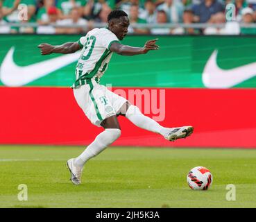 BUDAPEST, HONGRIE - JUILLET 13 : Adama Traore, de Ferencvarosi TC, a obtenu des scores lors de la première partie qualifiante de deuxième coupe de la Ligue des champions de l'UEFA 2022/23 entre Ferencvarosi TC et le FC Tobol au stade Ferencvaros de 13 juillet 2022 à Budapest, en Hongrie. Banque D'Images