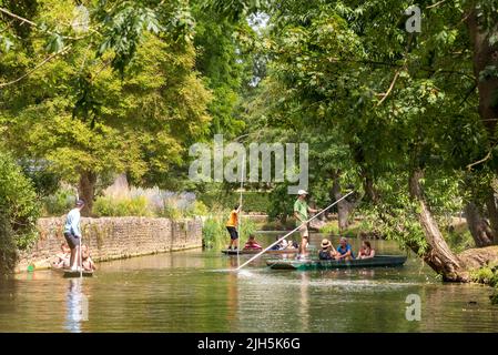 Oxford, Royaume-Uni. 15th juillet 2022. Météo au Royaume-Uni : Oxford, Royaume-Uni, 15th juillet 2022. Par temps chaud, les gens apprécient un après-midi agréable à faire des promenades sur la rivière Cherwell, dans le centre d'Oxford, au Royaume-Uni. Le punting est une tradition d'Oxford appréciée des habitants, des étudiants et des visiteurs. Crédit : Martin Anderson/Alay Live News Banque D'Images