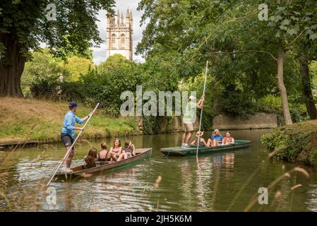 Oxford, Royaume-Uni. 15th juillet 2022. Météo au Royaume-Uni : Oxford, Royaume-Uni, 15th juillet 2022. Par temps chaud, les gens apprécient un après-midi agréable à faire des promenades sur la rivière Cherwell, dans le centre d'Oxford, au Royaume-Uni. La tour de la Madeleine est vue à travers les arbres. Le punting est une tradition d'Oxford appréciée des habitants, des étudiants et des visiteurs. Crédit : Martin Anderson/Alay Live News Banque D'Images