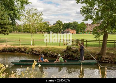 Oxford, Royaume-Uni. 15th juillet 2022. Météo au Royaume-Uni : Oxford, Royaume-Uni, 15th juillet 2022. Par temps chaud, les gens apprécient un après-midi agréable à faire des promenades sur la rivière Cherwell, dans le centre d'Oxford, au Royaume-Uni. Le punting est une tradition d'Oxford appréciée des habitants, des étudiants et des visiteurs. Crédit : Martin Anderson/Alay Live News Banque D'Images