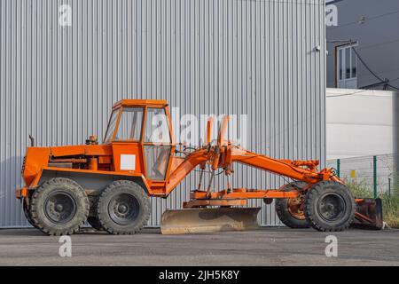 Machine de construction orange à lame de niveleuse pour route à moteur Banque D'Images