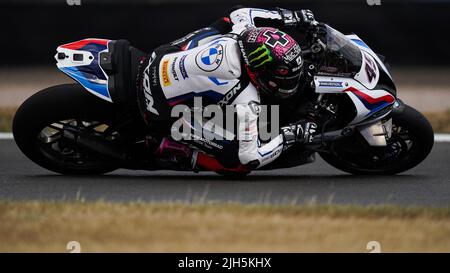 Scott Redding de l'équipe de BMW Motorrad WorldSBK pendant la première journée du Championnat du monde MOTUL FIM Superbike 2022 à Donington Park, Leicestershire. Date de la photo: Vendredi 15 juillet 2022. Banque D'Images