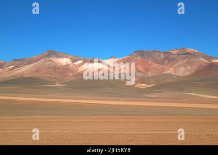 Paysage étonnant du désert de Salvador Dali ou de la vallée de Dali dans la réserve nationale de faune andine Eduardo Avaroa, département de Potosi, Bolivie Banque D'Images