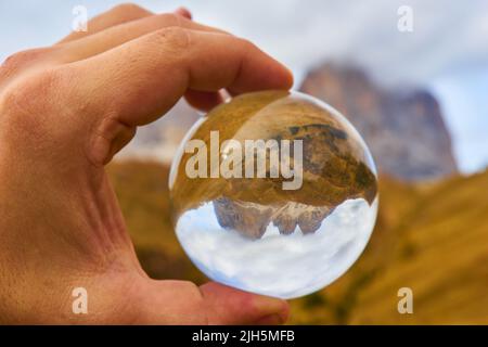 Vue sur les montagnes alpines à travers le globe en verre de cristal. Alpes Dolomites, Italie Banque D'Images