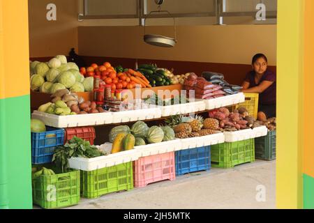 PUNTA GORDA, BELIZE - 10 MARS 2016 Nouveau marché de PG Veg et vendeur en attente de clients Banque D'Images