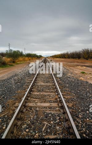 Le chemin de fer d'époque mène au loin Banque D'Images