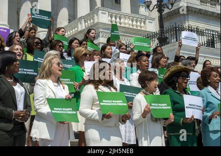 Washington DC, États-Unis. 15th juillet 2022. Président de la Chambre Nancy Pelosi, D-CA, Et d'autres députés démocrates tiennent une conférence de presse avant l'adoption de la loi sur la protection de la santé des femmes et de la loi sur le droit des femmes à la liberté de reproduction sur les marches du Front est de la Chambre au Capitole des États-Unis à Washington, DC, vendredi, 15 juillet 2022. Photo de Bonnie Cash/UPI Credit: UPI/Alay Live News Banque D'Images