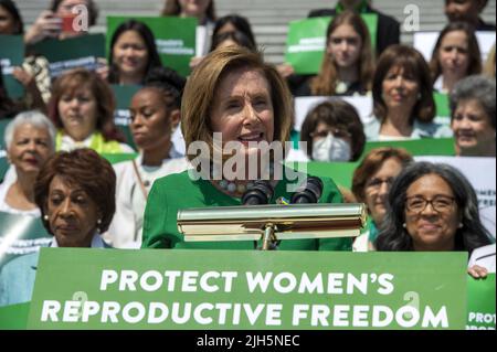 Washington DC, États-Unis. 15th juillet 2022. La Présidente de la Chambre Nancy Pelosi, D-CA, parle lors d'une conférence de presse avec d'autres Démocrates de la Chambre avant l'adoption de la loi sur la protection de la santé des femmes et la loi sur le droit des femmes à la liberté de reproduction sur les marches du Front est de la Chambre au Capitole des États-Unis à Washington, DC vendredi, 15 juillet 2022. Photo de Bonnie Cash/UPI Credit: UPI/Alay Live News Banque D'Images