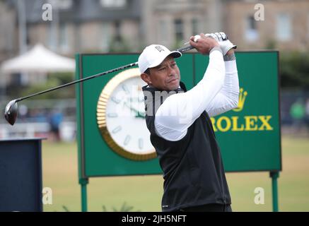 St.Andrews, Royaume-Uni. 15th juillet 2022. American Tiger Woods roule sur le 4th trous lors du deuxième tour du championnat ouvert the150th au club de golf de St Andrews, en Écosse, vendredi, 15 juillet 2022. Woods a terminé le rond neuf au-dessus de la normale et ne manquera pas la coupe. Photo de Hugo Philpott/UPI crédit: UPI/Alay Live News Banque D'Images