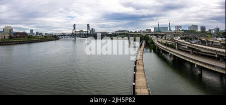 Sur le pont Burnside, qui fait face à la rivière Willamette et à Portland Banque D'Images