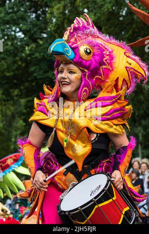 Carnaval de Brême avec costumes colorés, masques et rythmes de samba, Brême, Allemagne, Europe Banque D'Images