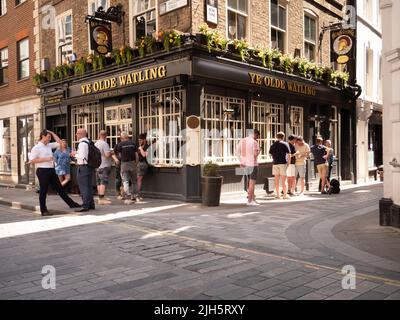 Déjeuner buveurs à l'extérieur du pub Ye Olde Watling, maison publique du 17 siècle Banque D'Images