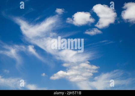 Londres, Royaume-Uni. 15th juillet 2022. Formation de nuages par une journée très chaude à Londres. Le met Office a publié un avertissement de chaleur extrême rouge pour Londres et certaines régions d'Angleterre la semaine prochaine, car les températures pourraient atteindre 40 degrés Celsius. (Photo de Dinendra Haria/SOPA Images/Sipa USA) crédit: SIPA USA/Alay Live News Banque D'Images