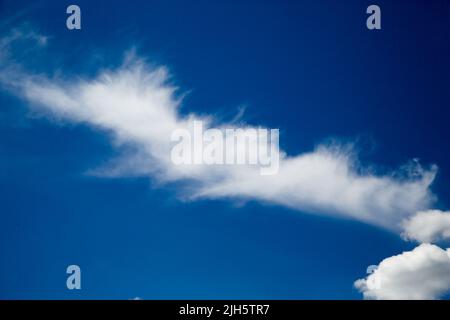 Londres, Royaume-Uni. 15th juillet 2022. Formation de nuages par une journée très chaude à Londres. Le met Office a publié un avertissement de chaleur extrême rouge pour Londres et certaines régions d'Angleterre la semaine prochaine, car les températures pourraient atteindre 40 degrés Celsius. (Credit image: © Dinendra Haria/SOPA Images via ZUMA Press Wire) Credit: ZUMA Press, Inc./Alamy Live News Banque D'Images