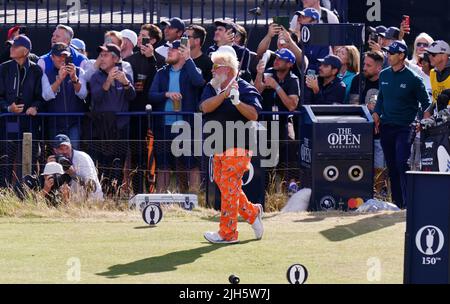 John Daly, de l'É.-U., débarque du 17th au cours de la deuxième journée de l'Open at the Old course, St Andrews. Date de la photo: Vendredi 15 juillet 2022. Banque D'Images