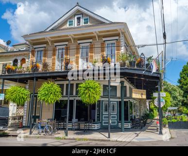 NOUVELLE-ORLÉANS, LA, États-Unis - 9 JUILLET 2022 : vue extérieure complète du Royal Street Inn and Bar sur Royal Street dans le quartier de Marigny Banque D'Images