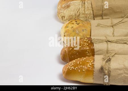 Quatre baguettes dans un emballage en papier Banque D'Images