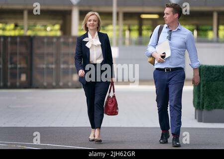 Liz Truss, le candidat à la direction du parti conservateur, arrive aux studios de l'est de Stratford, à l'est de Londres, avant le débat télévisé en direct pour les candidats à la direction du parti conservateur, organisé par Channel 4. Date de la photo: Vendredi 15 juillet 2022. Banque D'Images