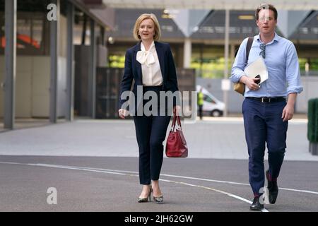 Liz Truss, le candidat à la direction du parti conservateur, arrive aux studios de l'est de Stratford, à l'est de Londres, avant le débat télévisé en direct pour les candidats à la direction du parti conservateur, organisé par Channel 4. Date de la photo: Vendredi 15 juillet 2022. Banque D'Images