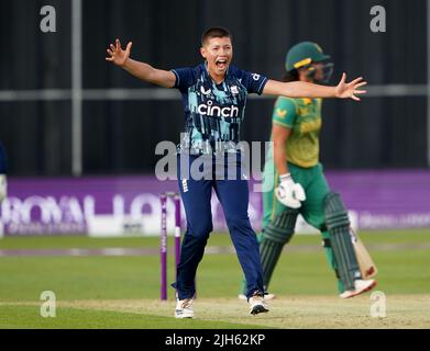 Issy Wong, en Angleterre, célèbre après avoir pris le cricket de Chloe Tryon en Afrique du Sud lors du deuxième match international d'une journée au County Ground, Bristol. Date de la photo: Vendredi 15 juillet 2022. Banque D'Images